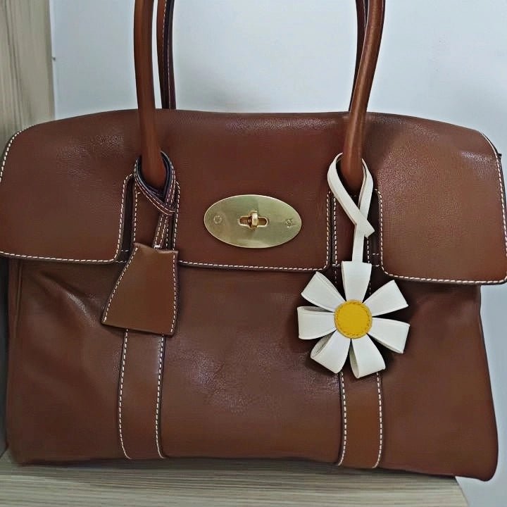 Geometric Daisy Leather Bag Charm – Minimalist Handmade Design, High - Quality Key Accessory, Premium Full - Grain Goatskin, Sophisticated Gift for Women - Tomlynam