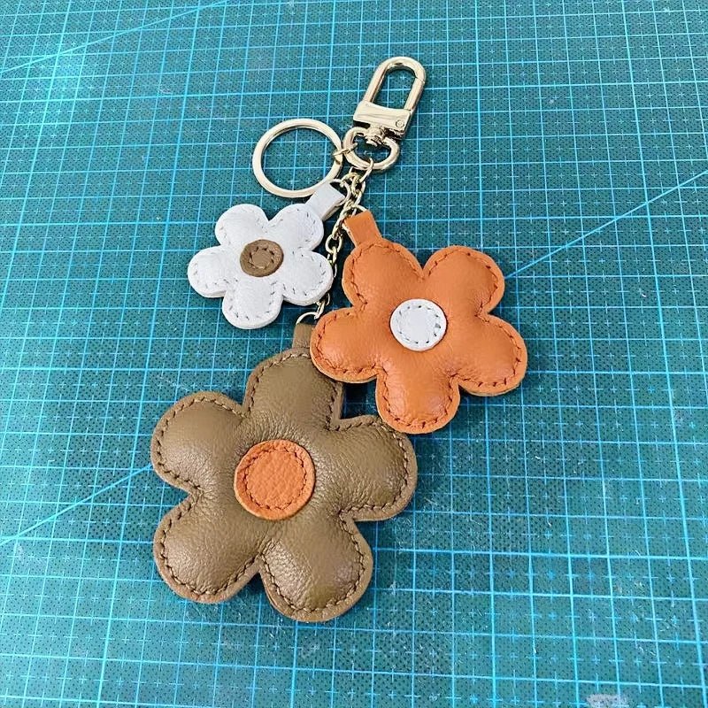 Exquisite Dual - Flower Horseshoe Buckle Sunflower Leather Charm - Multicolor Combination for Bags, Backpacks, and Keys, Perfect as a High - End Gift - Tomlynam