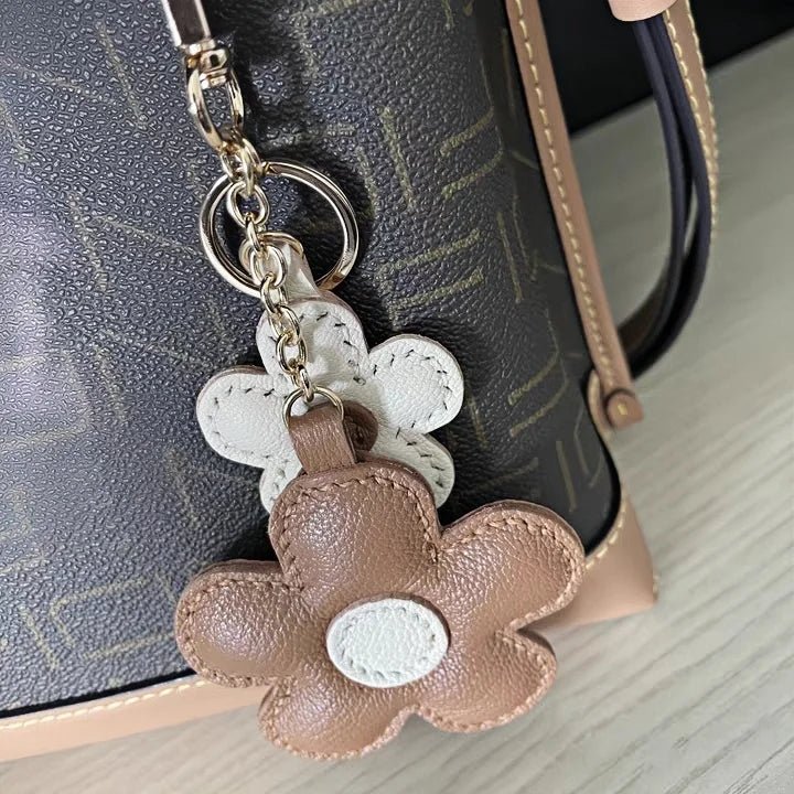 Exquisite Dual - Flower Horseshoe Buckle Sunflower Leather Charm - Multicolor Combination for Bags, Backpacks, and Keys, Perfect as a High - End Gift - Tomlynam