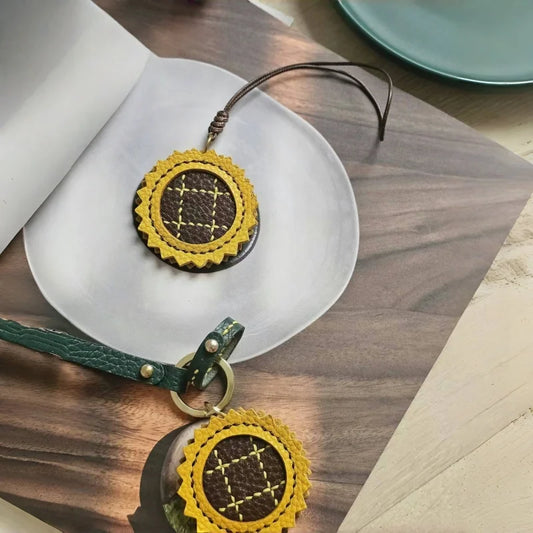 Sunflower Leather Bag Charm – Handmade Full-Grain Cowhide Pendant | Cute Sunflower Keychain | Creative Handcrafted Gift for Couples & Women
