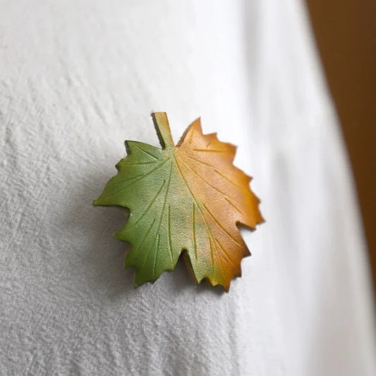 Maple & Ginkgo Leather Brooch – Handmade Japanese-Style Autumn Leaf Pin | Artistic Cowhide Lapel Badge | Unique Seasonal Gift for Nature Lovers