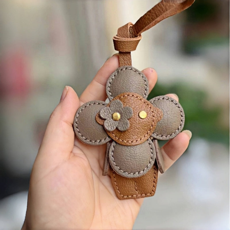 Handmade Sunflower Doll Leather Bag Charm – Full-Grain Leather Handbag Pendant & Keychain | Cute Floral Accessory for Women’s Tote, Purse & Keys | Artisan Crafted
