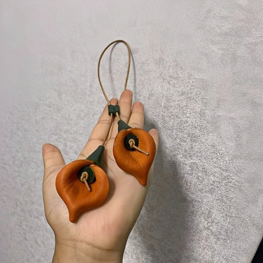 Elegant Calla Lily Leather Bag Charm – Handmade Full-Grain Cowhide Pendant | Artistic Flower-Inspired Keychain | Luxury Accessory for Handbags