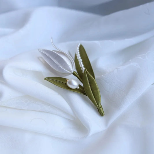 White Tulip Silk-Wrapped Brooch – Handmade Chan Hua Jacket, Shirt & Scarf Accessory | Elegant Couple Gift | Traditional Silk Flower Pin