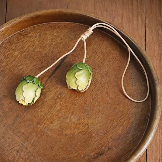 Handmade Tulip Bud Leather Bag Charm – Full-Grain Cowhide Pendant | Artisan Floral Keychain | Unique Leather Handbag Decoration