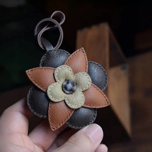 Handmade Leather Flower Bag Charm – Vintage-Inspired Full-Grain Leather Pendant | Retro Classic Handbag Accessory & Keychain for Women | Artisan Floral Design