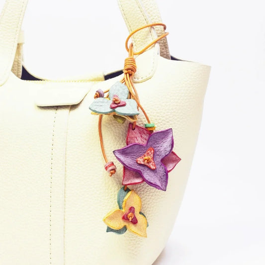 “Bright Nordic Bloom” Leather Bag Charm – Handcrafted Full-Grain Cowhide Floral Pendant | Scandinavian-Inspired Minimalist Handbag Accessory | Artistic Gift for Her