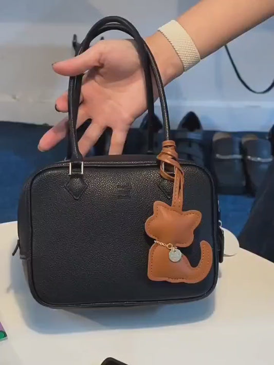 Chic Leather Cat Bag Charm – Handmade Sitting Kitty Pendant with Gold Necklace | Minimalist Style | Genuine Leather | Custom Color Options for Elegant Handbags