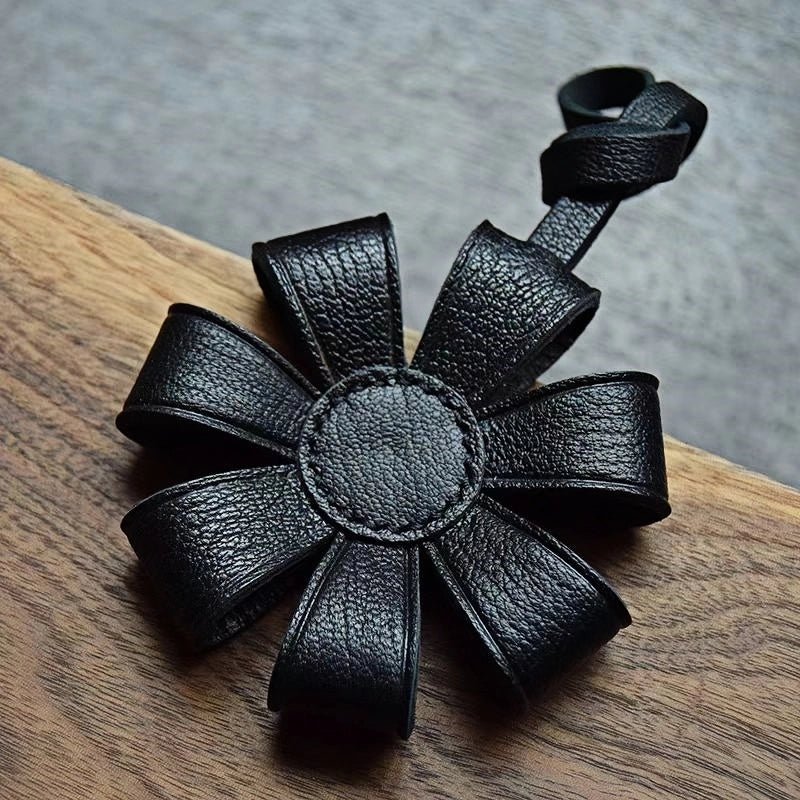 Geometric Daisy Leather Bag Charm – Minimalist Handmade Design, High - Quality Key Accessory, Premium Full - Grain Goatskin, Sophisticated Gift for Women - Tomlynam