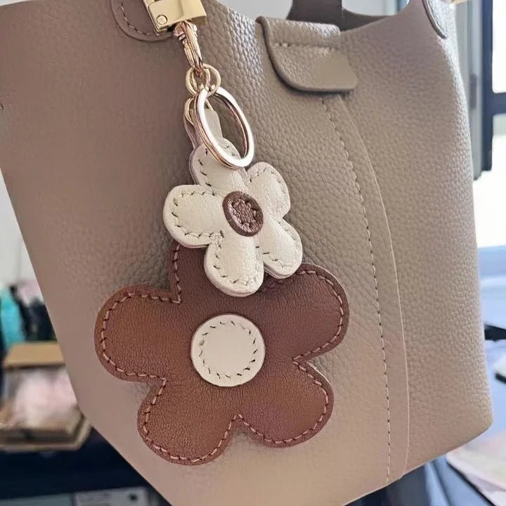 Exquisite Dual - Flower Horseshoe Buckle Sunflower Leather Charm - Multicolor Combination for Bags, Backpacks, and Keys, Perfect as a High - End Gift - Tomlynam