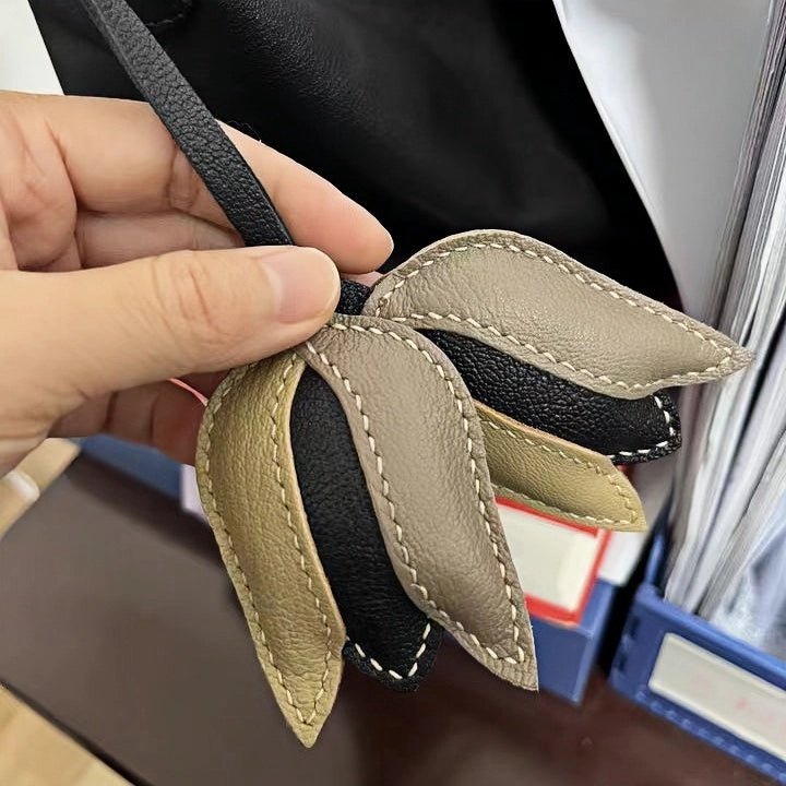 Morandi Tulip – Original Handcrafted Leather Bag Charm, Minimalist Design, French Goatskin Keychain, Elegant Gift for Her - Tomlynam