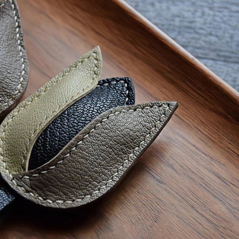 Morandi Tulip – Original Handcrafted Leather Bag Charm, Minimalist Design, French Goatskin Keychain, Elegant Gift for Her - Tomlynam