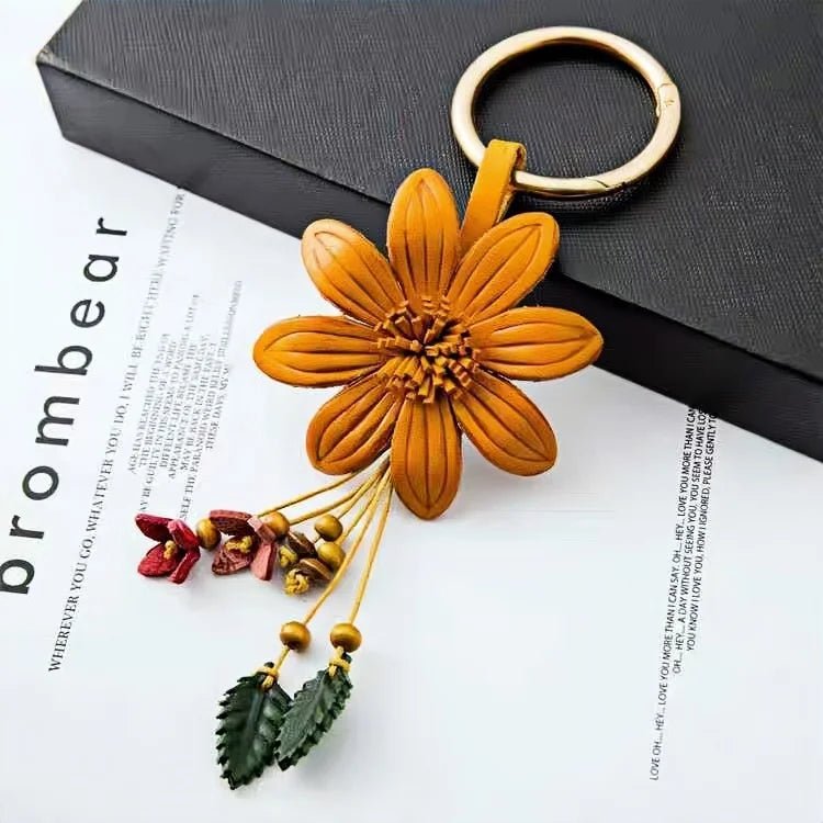 Nordic - Inspired Genuine Leather Floral Bag Charm – Retro Handmade Flower Keychain Pendant for Women | Creative Gift Accessory - Tomlynam
