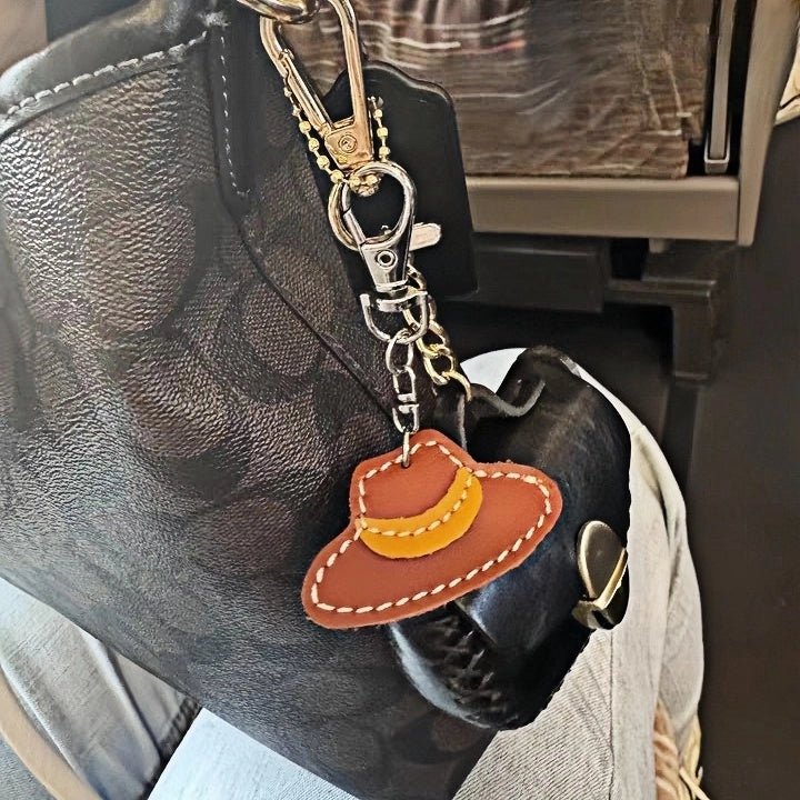 Nordic - Style Genuine Leather Earphone Case – Handmade Top - Grain Cowhide Bag Charm for AirPods or Coins, Creative and Minimalist Accessory - Tomlynam