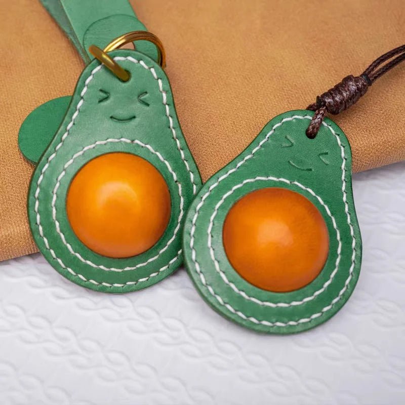 Smiling Avocado Leather Bag Charm – Handmade Italian Vegetable - Tanned Keychain | Whimsical Green Fruit Pendant | Cute Handbag Accessory for Women - Tomlynam
